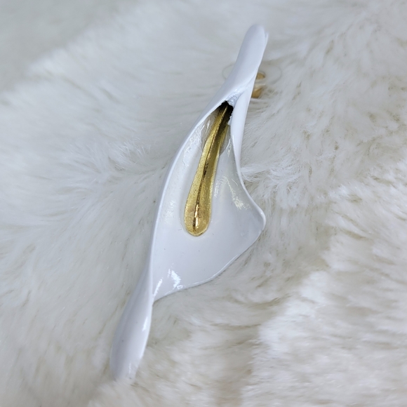 2 for $18❤️🔥 White Calla Lily Earrings Gold Metal - Picture 5 of 5